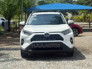 Toyota RAV4 XLE AWD 2020 White