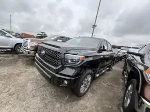 Toyota Tundra Platinum 5.7L V8 4x4 CrewMax 5.6 ft. box 145.7 in. WB