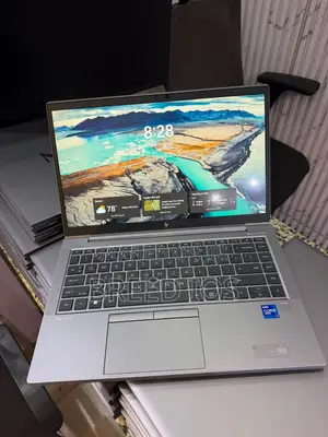 New Laptop HP ZBook Firefly 14 G11 16GB Intel Core i7 SSD 256GB