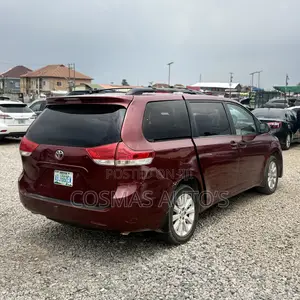 Toyota Sienna 2012 Red