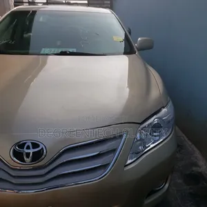 Toyota Camry XLE 4dr Sedan (2.5L 4cyl 6AM) 2010 Gold