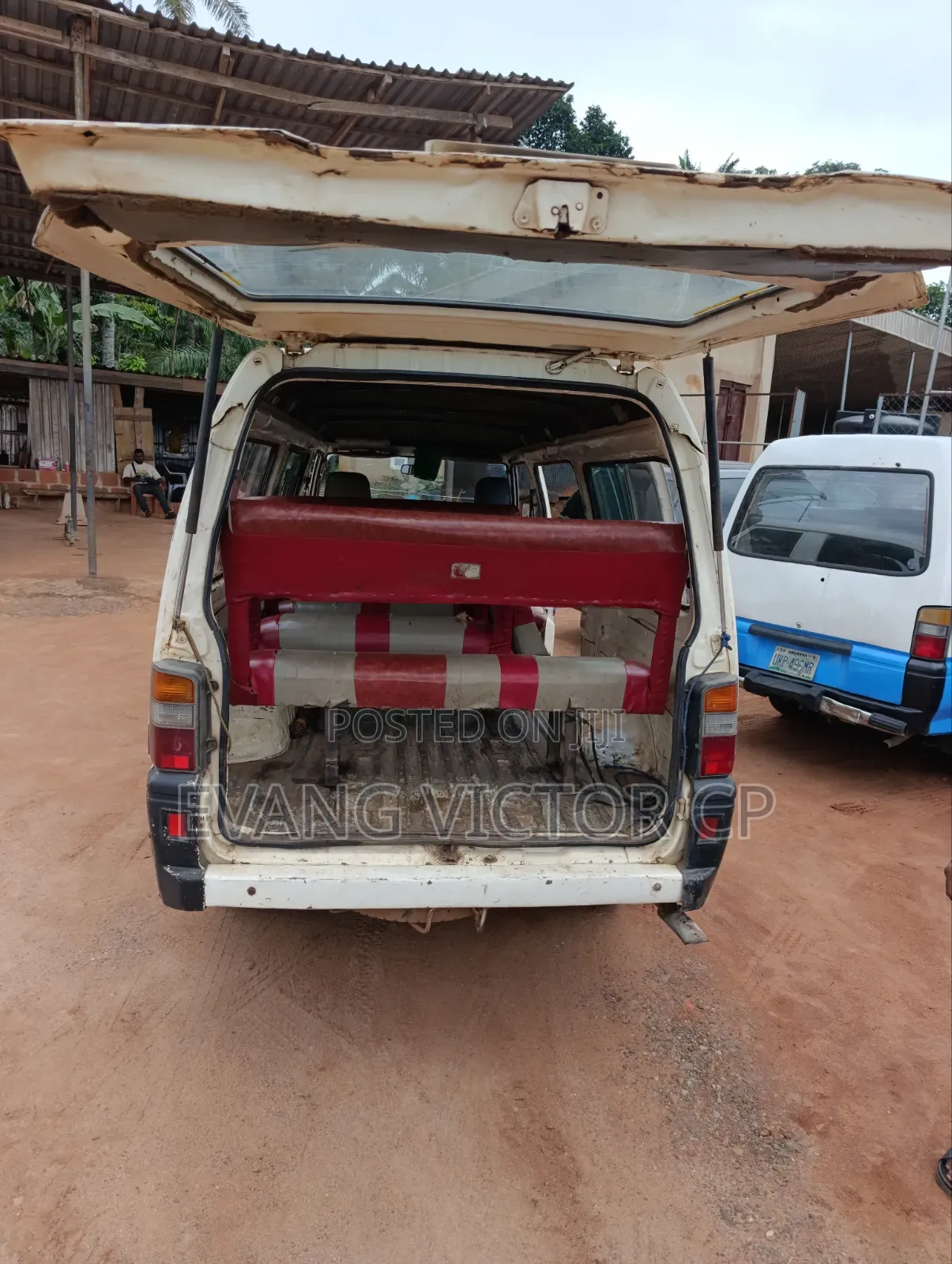Mitsubishi L300 2004 White