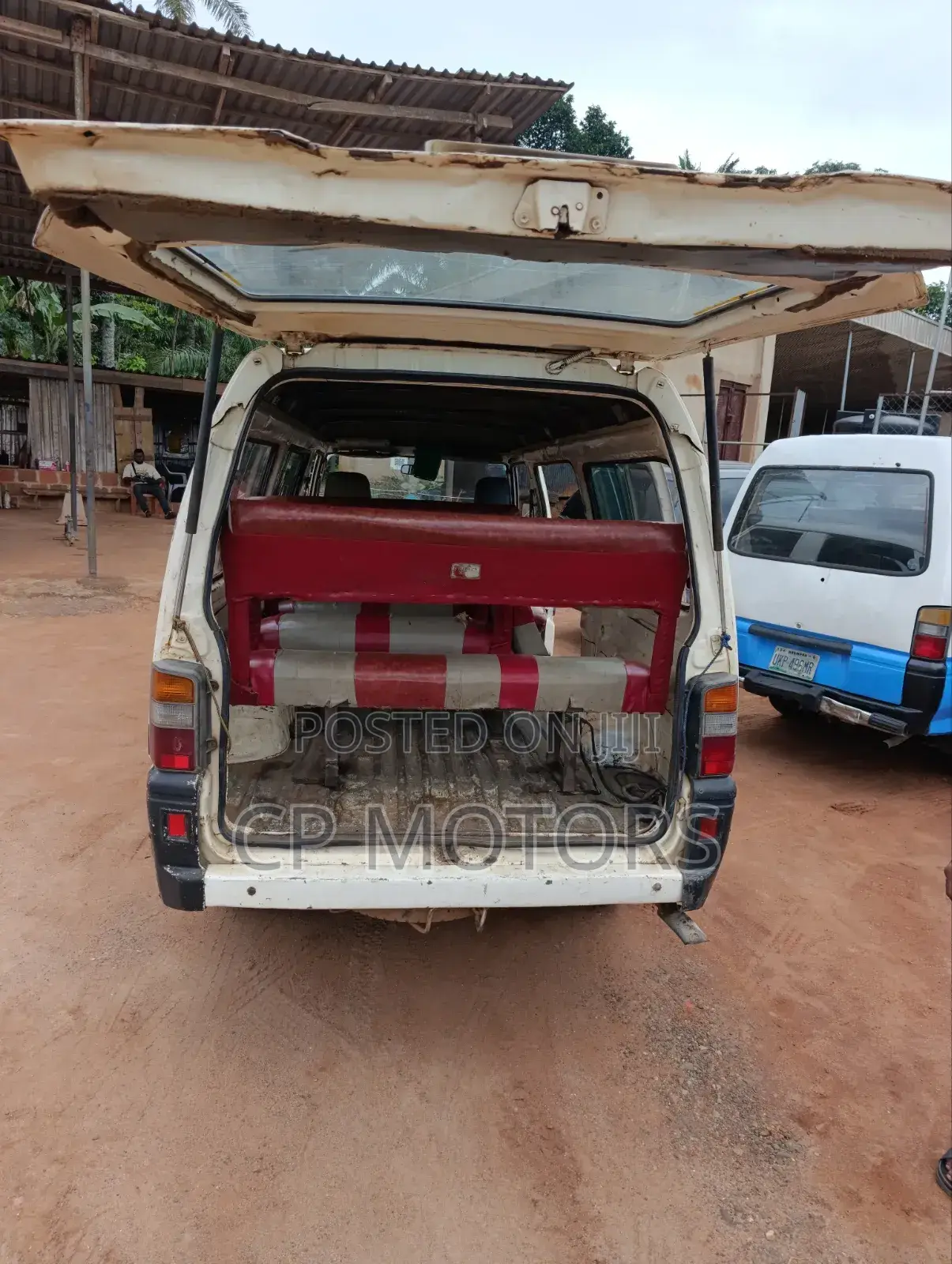 Mitsubishi L300 2004 White