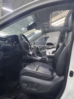Toyota RAV4 2021 White