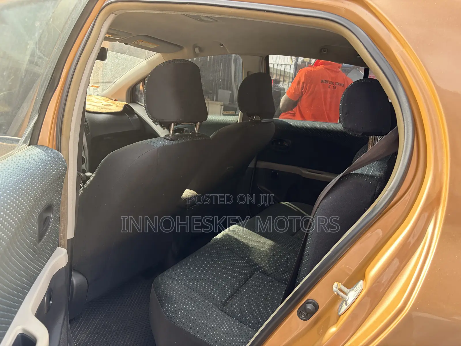 Toyota Yaris Base Hatchback 5dr 2010 Gold