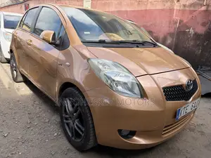 Toyota Yaris Base Hatchback 5dr 2010 Gold