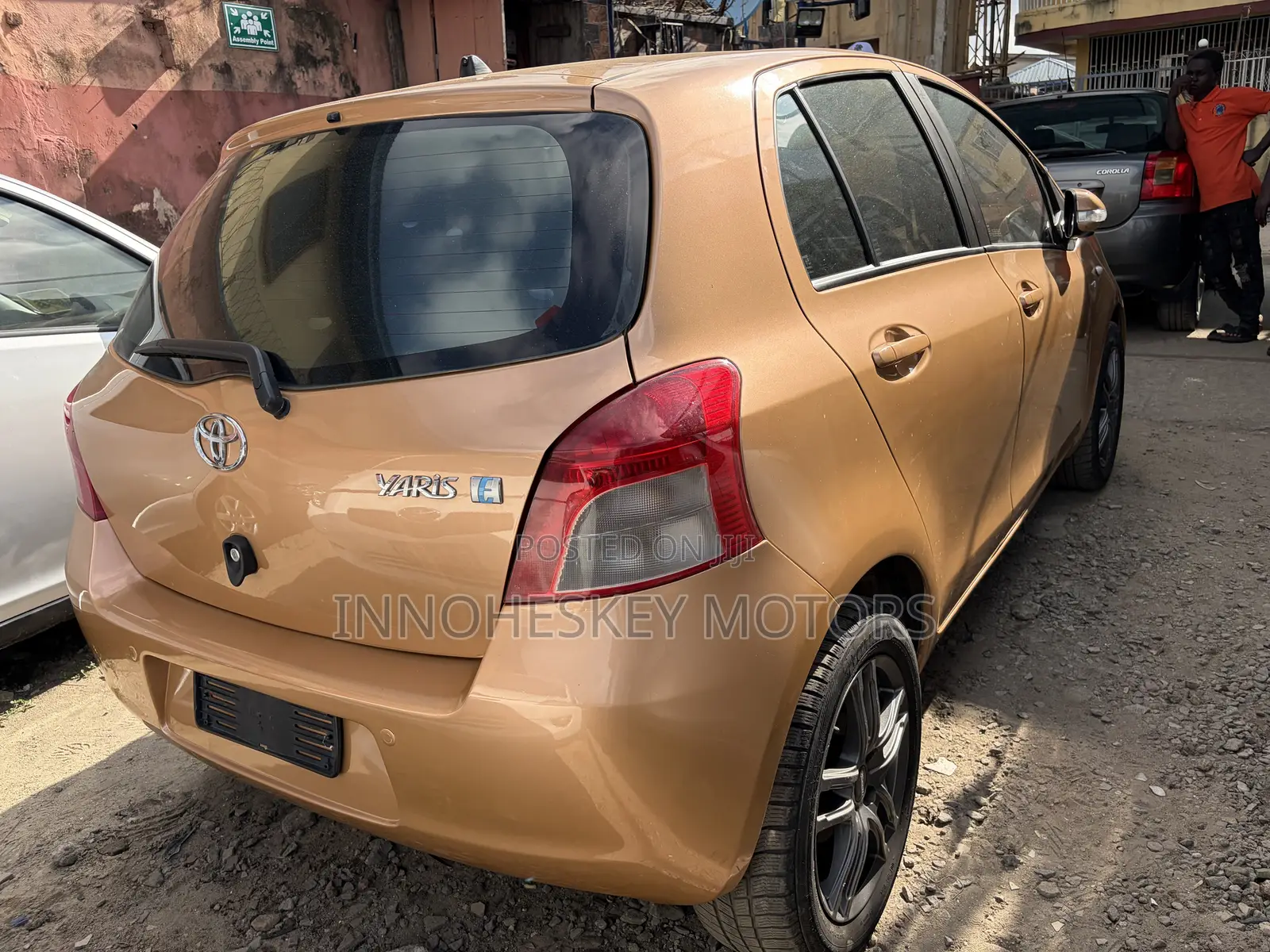 Toyota Yaris Base Hatchback 5dr 2010 Gold