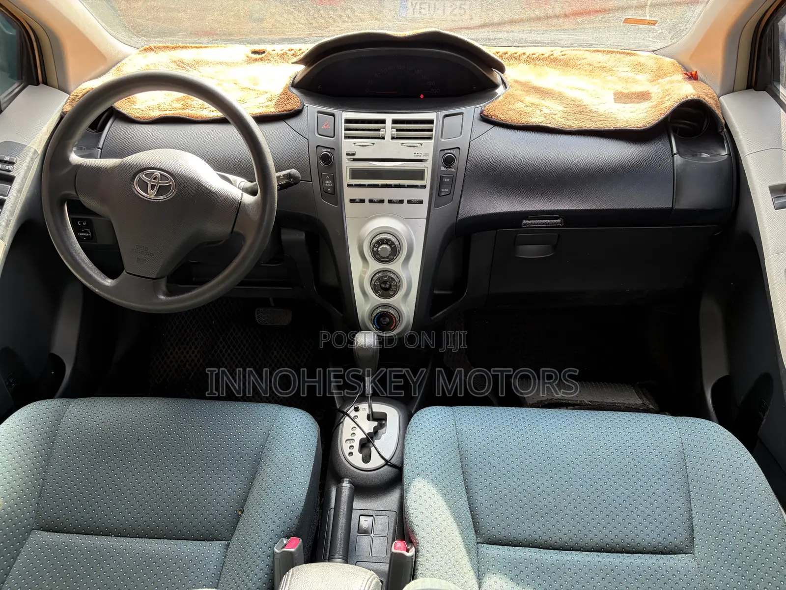 Toyota Yaris Base Hatchback 5dr 2010 Gold