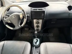Toyota Yaris Base Hatchback 5dr 2010 Gray