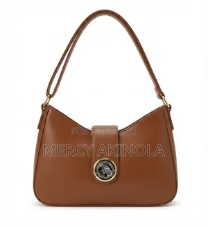 Chic Minimalist Shoulder Bag With Gold Hardware