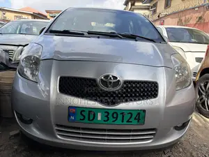 Toyota Yaris Base Hatchback 5dr 2010 Silver