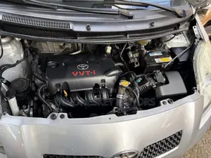 Toyota Yaris Base Hatchback 5dr 2010 Silver