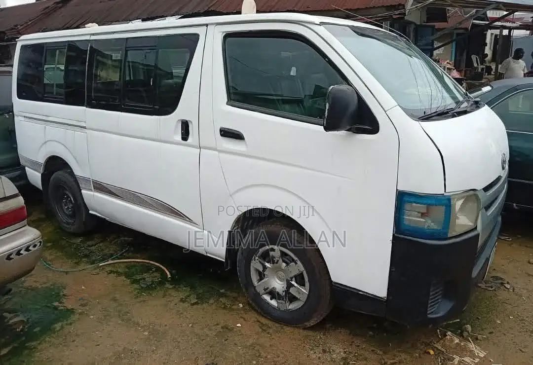 Toyota HiAce 2013 White