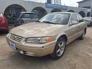 Toyota Camry 2000 Gold