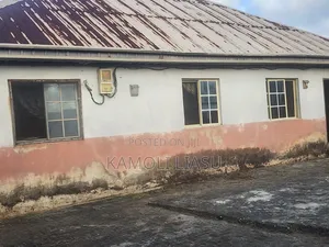 8bdrm Bungalow in Victory Estate, Ogombo for sale