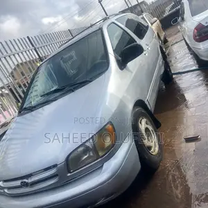 Toyota Sienna 1999 White