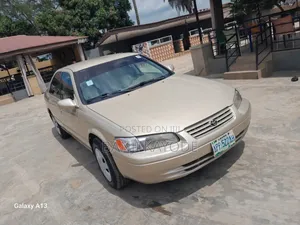 Toyota Camry 2000 Gold