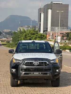 New Toyota Hilux 2025 Black