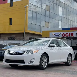 Toyota Camry XLE 4dr Sedan (2.5L 4cyl 6A) 2012 White