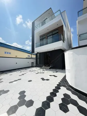 5bdrm Duplex in Chevron for sale