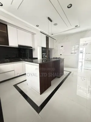 5bdrm Duplex in Chevron for sale