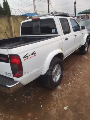 Nissan Frontier 2000 White
