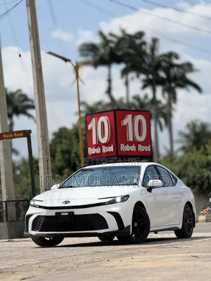 Toyota Camry SE 2025 White