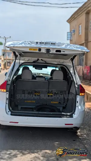 Toyota Sienna XLE 8 Passenger 2011 White