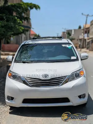 Toyota Sienna XLE 8 Passenger 2011 White