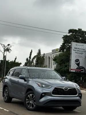 Toyota Highlander XLE 2021 Blue
