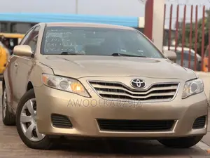 Toyota Camry LE 4dr Sedan (2.5L 4cyl 6A) 2011 Gold