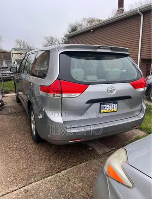 Toyota Sienna LE 8 Passenger 2012 Silver