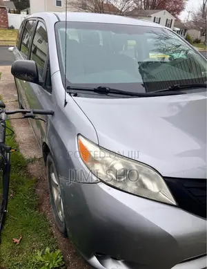 Toyota Sienna LE 8 Passenger 2012 Silver
