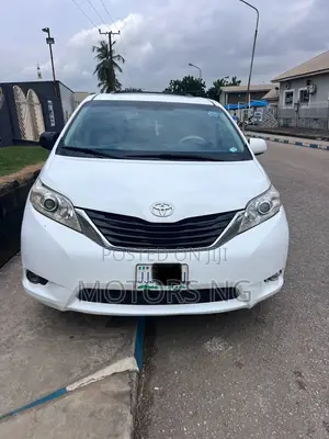 Toyota Sienna XLE 8 Passenger 2012 White
