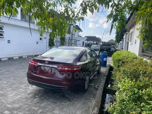 Toyota Avalon XLE Premium Sedan FWD (3.5L 6cyl 6A) 2013 Red