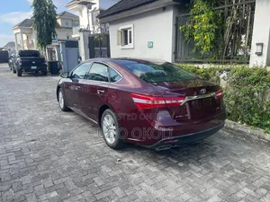 Toyota Avalon XLE Premium Sedan FWD (3.5L 6cyl 6A) 2013 Red