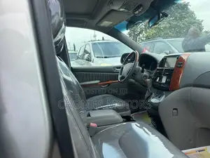 Toyota Sienna 2010 Gold