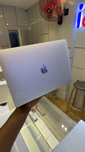 New Laptop Apple MacBook 2018 16GB Intel Core i5 SSD 512GB