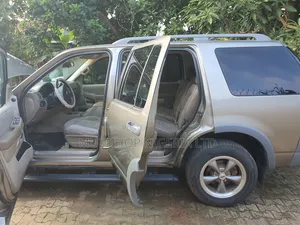 Ford Explorer 4.0 V6  and 4wd,2003, Gray