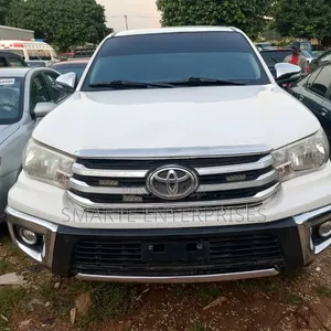 Toyota Hilux 2022 White