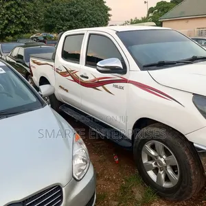 Toyota Hilux 2022 White