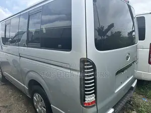 Toyota HiAce 2014 Silver