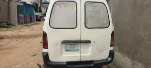 Nissan Caravan (Urvan) 2003 White