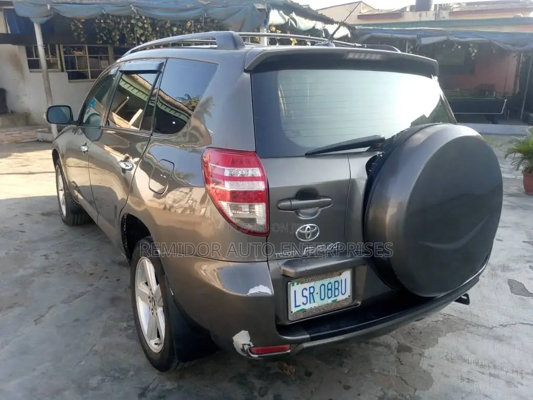 Toyota RAV4 2010 Gold