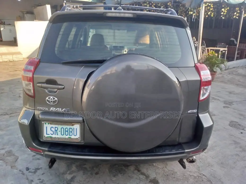 Toyota RAV4 2010 Gold