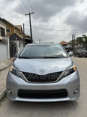 Toyota Sienna SE 8 Passenger 2012 Silver