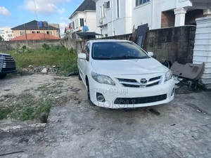 Toyota Corolla LE 4dr Sedan (1.8L 4cyl 4A) 2012 White