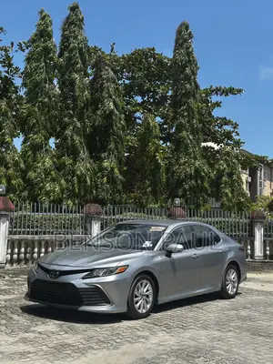 Toyota Camry SE 2021 Silver
