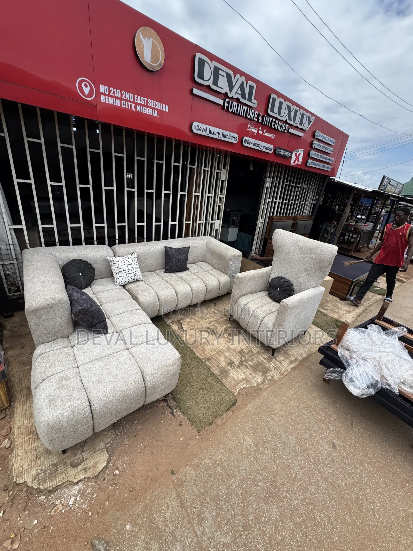 Large Luxurious 6 Seater Corner Sofa With Throw Pillows