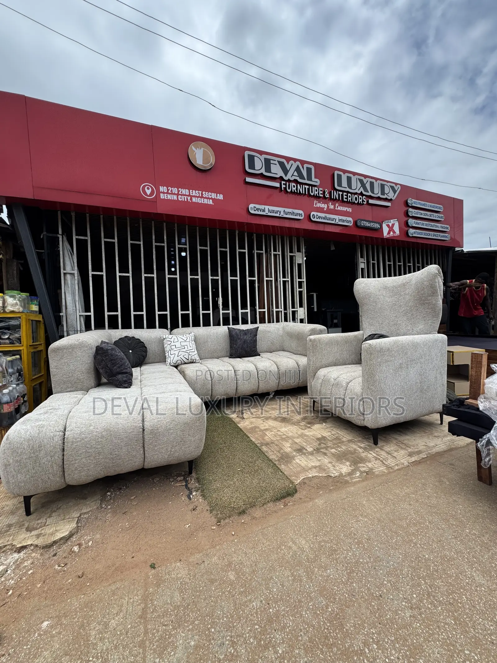 Large Luxurious 6 Seater Corner Sofa With Throw Pillows